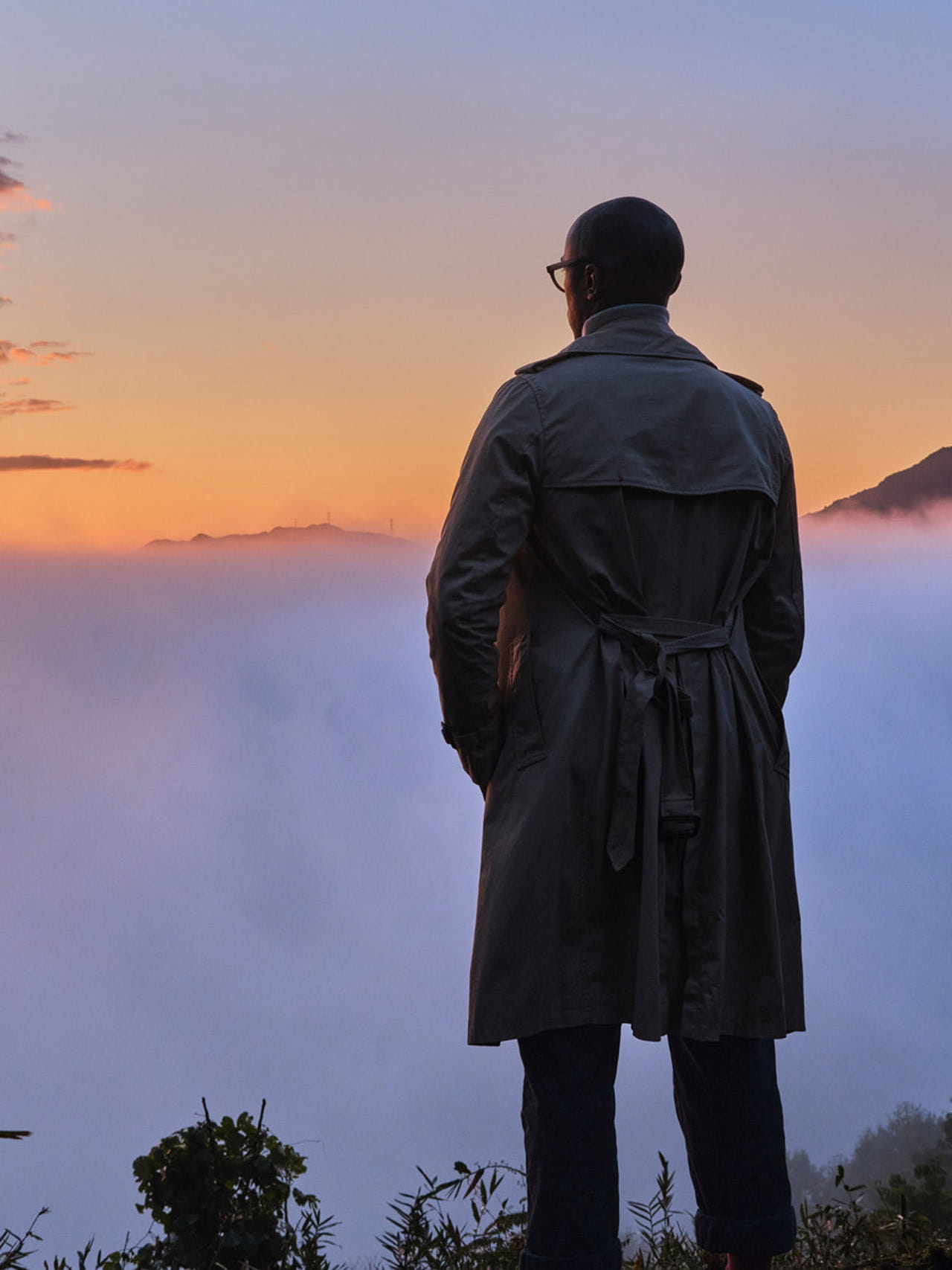 Mann schaut auf Nebelmeer